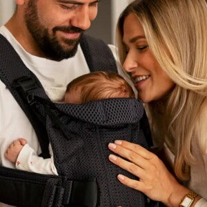 Vanhemmat vastasyntyneen kanssa ensimmäisellä vaunulenkillä